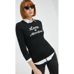Love Moschino sweter wełniany damski kolor czarny lekki. Czarne swetry Love Moschino, z aplikacjami, z wełny, bez ramiączek. Za 999.90 zł.