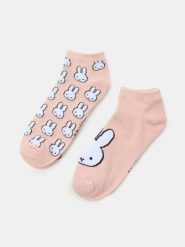Skarpetki z nadrukiem Miffy - beżowy. Brązowe skarpetki Sinsay, bez wzorów. Za 12.99 zł.