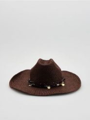 Pleciony kapelusz z aplikacją - ciemnobrązowy. Brązowe kapelusze Reserved, z aplikacjami. Za 99.99 zł.
