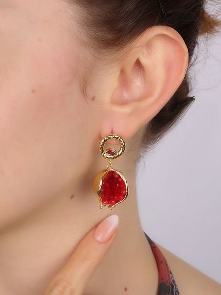 L'Atelier de Gaia Pozłacane kolczyki-wkrętki z kryształami rozmiar: onesize. Czerwone kolczyki L'Atelier de Gaia, z kryształem, pozłacane. Za 74.81 zł.