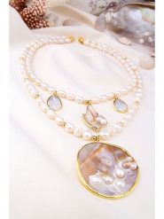 L'Atelier de Gaia Pozłacany naszyjnik z zawieszką - dł. 45 cm rozmiar: onesize. Białe naszyjniki L'Atelier de Gaia, z materiału, z perłą, pozłacane. Za 130.99 zł.