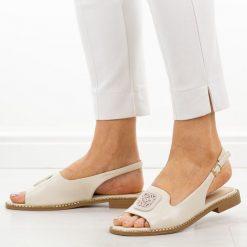 Ivory płaskie sandały damskie S.Barski 6016. Brązowe sandały S.BARSKI, bez wzorów, z jeansu, casualowe, bez obcasa, na płaskiej podeszwie, bez zapięcia. Za 169.00 zł.