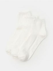 Skarpetki z wykończeniem falbankowym 3 pack - biały. Białe skarpetki Sinsay, bez wzorów. Za 15.99 zł.