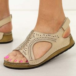 Beżowe skórzane sandały damskie T.Sokolski 321. Brązowe sandały Sokolski, bez wzorów, ze skóry, klasyczne, bez obcasa, na płaskiej podeszwie, bez zapięcia. Za 269.00 zł.