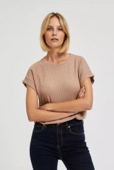 Bluzka o prostym fasonie beżowa. Brązowe bluzki MOODO, bez wzorów, bez kołnierzyka, bez ramiączek. W wyprzedaży za 29.99 zł.