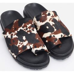 Klapki ze szkórzaną cholewką - Biały. Białe klapki marki Reserved, bez wzorów. Za 159.99 zł.