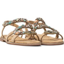 Sandały damskie brązowe Alma En Pena Suede Sand V22451-154. Brązowe kombinezony Alma En Pena, bez wzorów, eleganckie, bez obcasa, na szpilce, bez zapięcia. Za 469.99 zł.