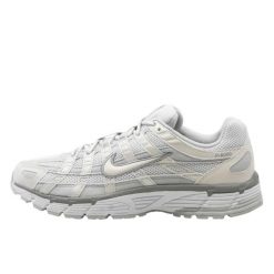 Buty do chodzenia dla dorosłych Nike P-6000 Metallic Summit White. Białe buty treningowe Nike, bez wzorów, z gumy, bez zapięcia, do biegania. Za 532.72 zł.