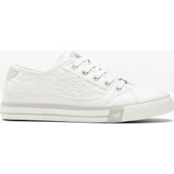 Sneakersy Mustang. Białe buty sportowe lifestyle bonprix, bez wzorów, z koronki, sportowe, bez zapięcia. Za 249.99 zł.