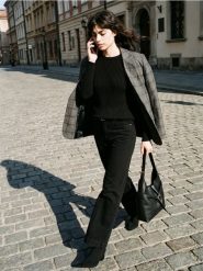 Prążkowany sweter z okrągłym dekoltem - czarny. Czarne swetry Sinsay, l, bez wzorów, prążkowane, bez ramiączek. Za 29.99 zł.