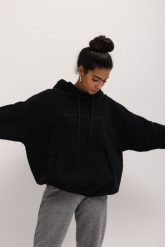 Bluza z kapturem oraz HAFTEM w kolorze TOTALLY BLACK - GARSON. Czarne bluzy z kapturem Marsala, bez wzorów, z bawełny, z kapturem. Za 329.90 zł.