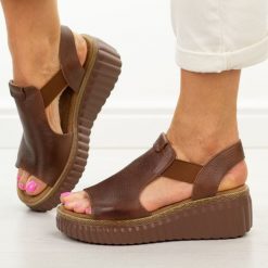 Brązowe skórzane sandały damskie T.Sokolski 408. Brązowe sandały Sokolski, bez wzorów, z jeansu, casualowe, bez obcasa, na platformie, bez zapięcia. Za 279.00 zł.