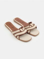 Klapki ze skórzaną wkładką - brązowy. Brązowe klapki Sinsay, bez wzorów, bez obcasa, bez zapięcia. Za 49.99 zł.