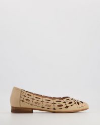 AŻUROWE BALERINY 175640 03 BEIGE. Brązowe baleriny Venezia, w ażurowe wzory, ze skóry, bez obcasa, bez zapięcia. Za 279.00 zł.
