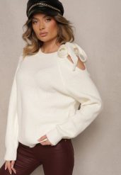Biały Sweter z Ozdobnym Wiązaniem i Wycięciem na Ramieniu Eledi. Białe swetry Renee, bez wzorów, casualowe, bez ramiączek. W wyprzedaży za 111.99 zł.