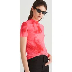 Bluzka z motywem tie-dye - Różowy. Czerwone bluzki Reserved, l, bez wzorów, bez kołnierzyka, bez ramiączek. W wyprzedaży za 19.99 zł.