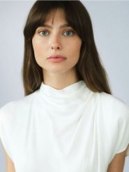 Bluzka z dekoltem typu woda - złamana biel. Bluzki Reserved, l, bez wzorów, z wiskozy, bez kołnierzyka, bez ramiączek. W wyprzedaży za 39.99 zł.