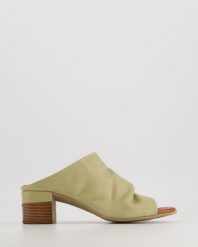 SKÓRZANE KLAPKI 00961716D SCORP. Klapki Venezia, bez wzorów, ze skóry, bez obcasa, bez zapięcia. Za 229.00 zł.