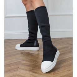 Czarne materiałowe sportowe kozaki z elastyczną cholewką. Czarne kozaki na lato, bez wzorów, z materiału, eleganckie, z okrągłym noskiem, bez obcasa, na platformie, bez zapięcia. Za 81.83 zł.