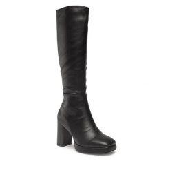 Kozaki DeeZee. Czarne kozaki DeeZee, bez wzorów, bez obcasa, na słupku, bez zapięcia. Za 169.99 zł.