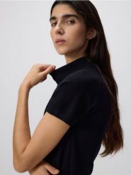 Sweter z wiskozą - czarny. Czarne swetry Reserved, l, bez wzorów, z dzianiny, bez ramiączek. W wyprzedaży za 49.99 zł.
