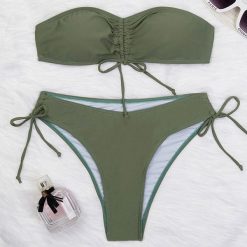 Strój kąpielowy bez ramiączek plażowy fason Macie. Czerwone stroje jednoczęściowe Intica, bez wzorów. W wyprzedaży za 139.00 zł.