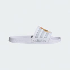 Klapki Adidas Adilette Real Madrid JS4863 - białe, unisex. Białe klapki adidas, bez wzorów, z materiału, bez obcasa, bez zapięcia. Za 107.99 zł.