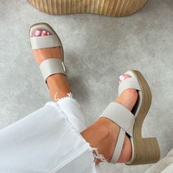 Białe sandały damskie na obcasie M.Daszyński 23126-9. Białe sandały M.Daszyński, bez wzorów, ze skóry, biznesowe, bez obcasa, na obcasie, bez zapięcia. Za 159.00 zł.