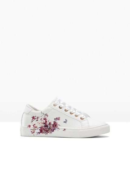 Sneakersy z kwiatowym nadrukiem. Białe buty sportowe lifestyle bonprix, bez wzorów, sportowe, bez zapięcia. Za 124.99 zł.
