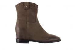 Botki Bayla-170 2126 Oliwkowe Botki, Skóra naturalna - 39. Zielone botki Bayla, bez wzorów, z nubiku, bez obcasa, na koturnie, bez zapięcia. W wyprzedaży za 149.00 zł.