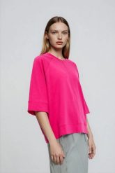 Bluza z krótkimi i szerokimi rękawami fuksjowa. Bluzy MOODO, l, bez wzorów, z bawełny, bez ramiączek, bez kaptura. Za 89.99 zł.