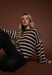 Ciemnobrązowy Oversizowy Sweter w Paski z Dzianiny z Wełną i Wiskozą Aventole. Brązowe swetry Renee, z aplikacjami, z dzianiny, casualowe, bez ramiączek. Za 149.99 zł.