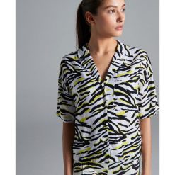 Koszula oversize w piżamowym stylu - Kremowy. Koszule marki Cropp. W wyprzedaży za 29.99 zł.