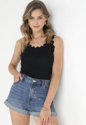 Czarny Top z Wiskozy z Pofalowanymi Krawędziami Zoenite. Czarne topy Born2be, s, bez wzorów, prążkowane, bez kołnierzyka, bez ramiączek. Za 69.99 zł.