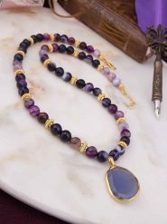 Pierres de Jade Pozłacany naszyjnik z elementami ozdobnymi - dł. 50 cm rozmiar: onesize. Różowe naszyjniki Pierres de Jade, z materiału, z agatem, pozłacane. Za 69.99 zł.