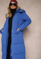 Niebieska Długa Kurtka z Pikowaniem z Odpinanym Kapturem i Wsuwanymi Kieszeniami Daitras. Niebieskie kurtki Renee, xl, bez wzorów, eleganckie. W wyprzedaży za 146.99 zł.