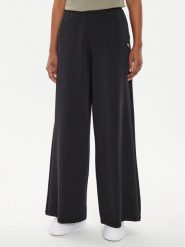 Guess Spodnie dresowe V4YB07 KCAY2 Czarny Relaxed Fit. Czarne spodnie dresowe Guess, z aplikacjami, z dresówki. Za 259.99 zł.