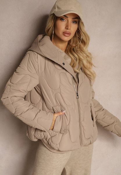 Ciemnobeżowa Kurtka z Materiałowym Kapturem i Kieszeniami Zdobiona Pikowanymi Przeszyciami Ravathrias. Brązowe kurtki Renee, l, z aplikacjami, z jeansu, sportowe. Za 149.99 zł.