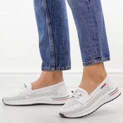 Białe ażurowane skórzane półbuty damskie T.Sokolski w26-647. Białe półbuty wsuwane Sokolski, na jesień, w ażurowe wzory, z jeansu, eleganckie, z okrągłym noskiem, bez obcasa, na płaskiej podeszwie. Za 199.00 zł.