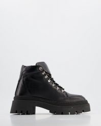 SKÓRZANE BOTKI DAMSKIE 756401 BLACK. Czarne botki Venezia, bez wzorów, ze skóry, bez obcasa, bez zapięcia. Za 199.00 zł.