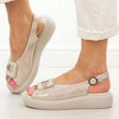 Złote skórzane sandały damskie Cambell 07339. Żółte sandały Cambell, z aplikacjami, z jeansu, eleganckie, bez obcasa, na platformie, bez zapięcia. Za 219.00 zł.