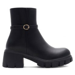 Botki DeeZee. Czarne botki DeeZee, bez wzorów, bez obcasa, na słupku, bez zapięcia. Za 143.99 zł.