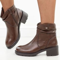 Brązowe skórzane botki damskie Jezzi 24172-10. Brązowe botki Jezzi, bez wzorów, z jeansu, eleganckie, z okrągłym noskiem, bez obcasa, bez zapięcia. Za 319.00 zł.
