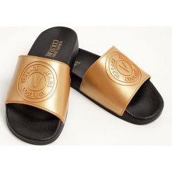 Klapki VERSACE JEANS COUTURE. Czarne klapki Versace Jeans Couture, bez wzorów, z jeansu, bez obcasa, bez zapięcia. W wyprzedaży za 209.30 zł.