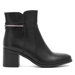 Botki Clara Barson. Czarne botki Clara Barson, bez wzorów, bez obcasa, na słupku, bez zapięcia. Za 139.99 zł.