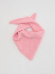 Trójkątna chusta - pastelowy róż. Czerwone chusty Reserved, bez wzorów. Za 59.99 zł.