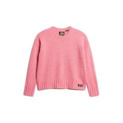 Damski sweter z okrągłym dekoltem Superdry Essential. Czerwone swetry Superdry, na zimę, bez wzorów, bez ramiączek. Za 269.60 zł.