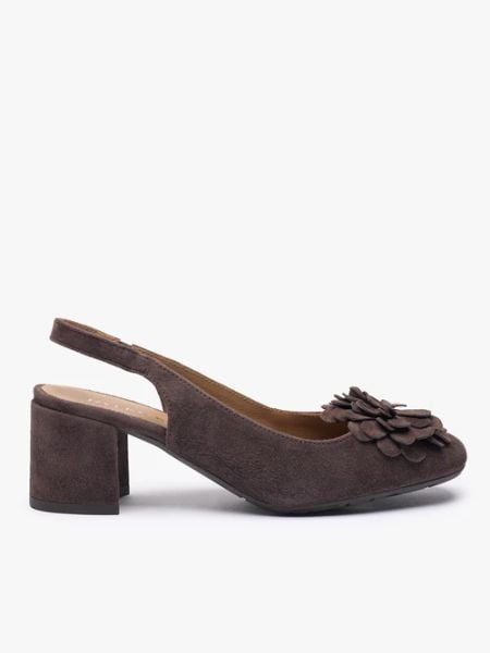 Ciemnobrązowe czółenka bez pięty slingback z kwiatem. Brązowe czółenka Ryłko, na wiosnę, z aplikacjami, ze skóry, z okrągłym noskiem, bez obcasa, na obcasie, bez zapięcia. Za 399.99 zł.