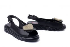 ARTIKER RELAKS 54C1654 czarny, sandały damskie. Czarne sandały Artiker Relaks, bez wzorów, z gumy, bez obcasa, na koturnie, bez zapięcia. Za 229.90 zł.