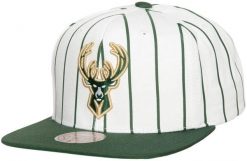 Czapka Mitchell & Ness NBA Retro Milwaukee Bucks Zielona. Zielone czapki z daszkiem Mitchell & Ness, bez wzorów, z bawełny, retro. Za 158.99 zł.